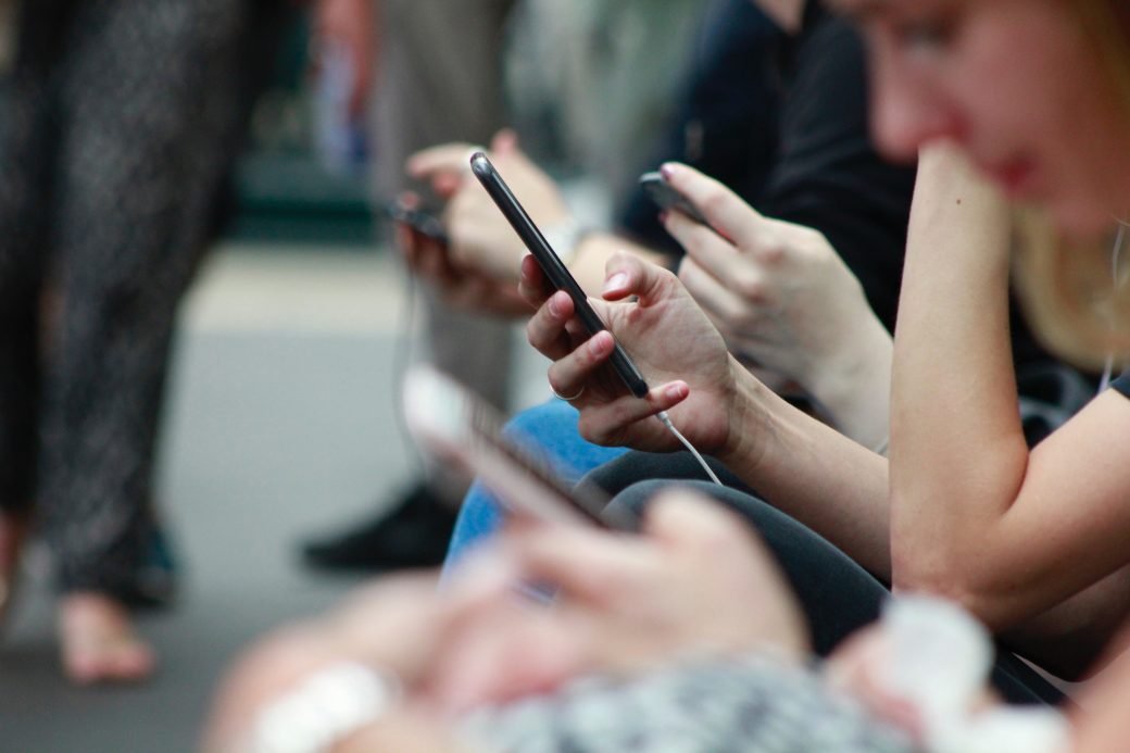 Young people's mental health study: social media NOT important The Thrive Programme - young people social media phones